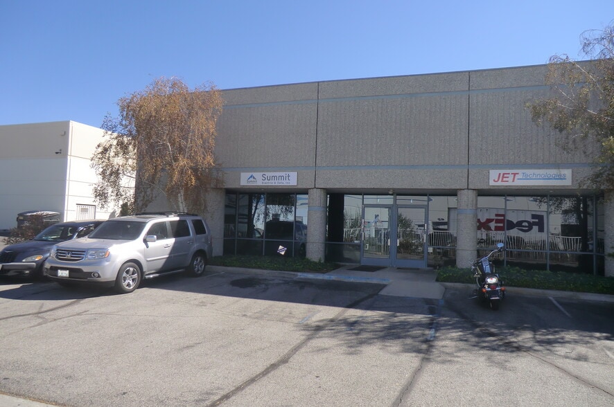 27520 Avenue Hopkins, Valencia, CA for lease - Building Photo - Image 1 of 4