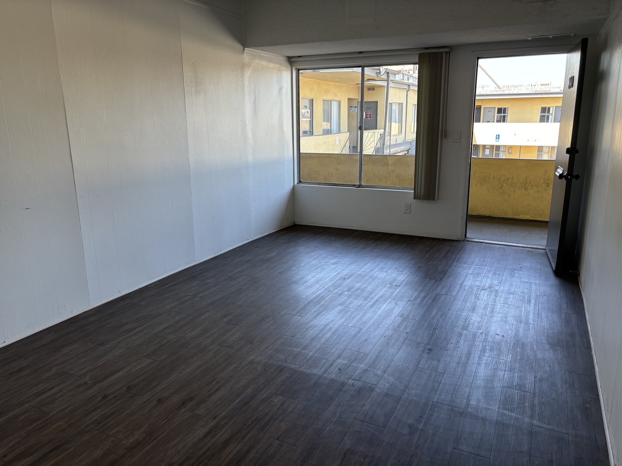 13615 Victory Blvd, Van Nuys, CA for lease Building Photo- Image 1 of 3