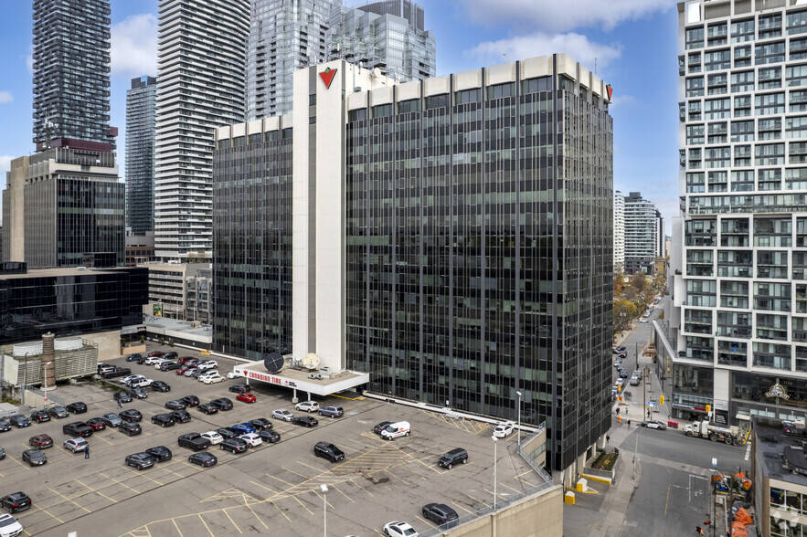 2180 Yonge St, Toronto, ON for lease - Primary Photo - Image 1 of 6