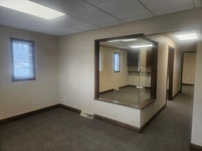 5154 N 90th St, Omaha, NE for lease Interior Photo- Image 1 of 5