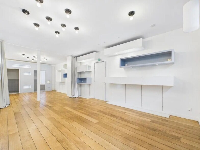 Retail in Paris for lease - Building Photo - Image 1 of 4