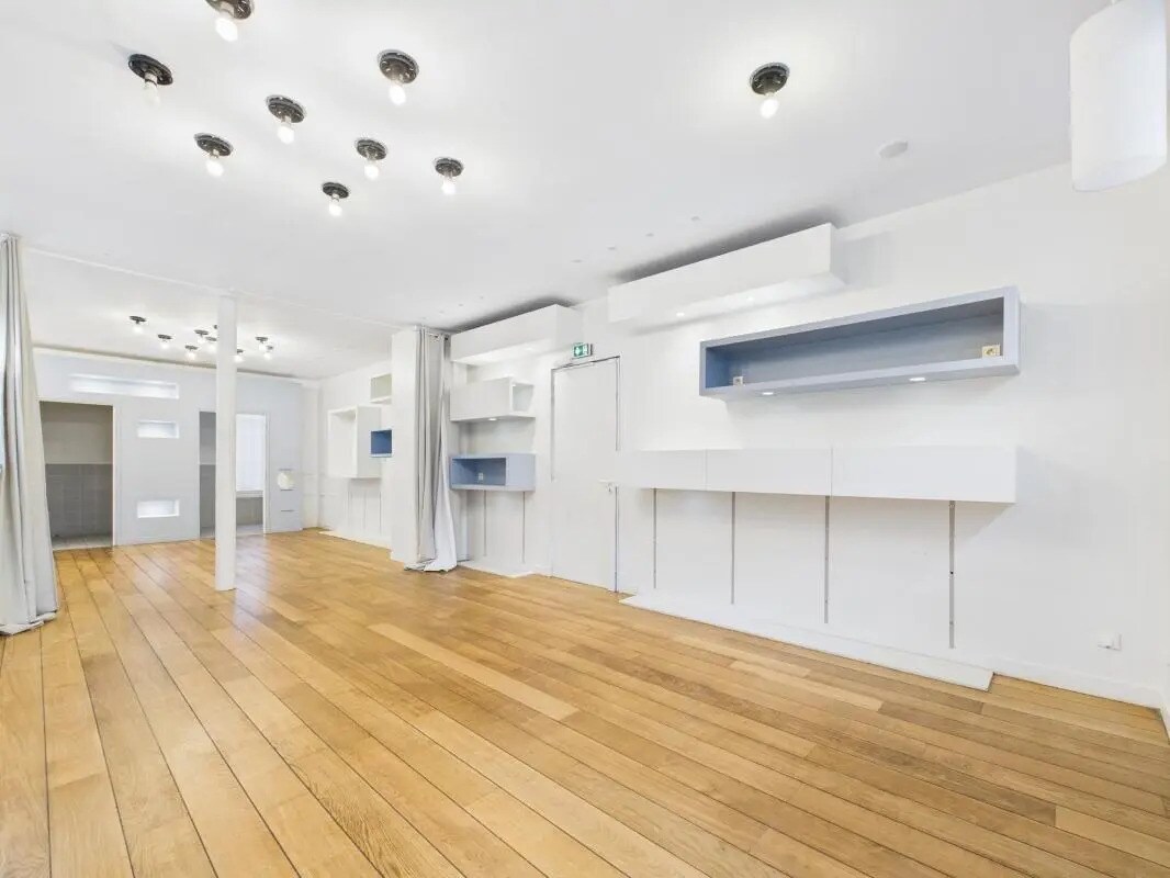 Retail in Paris for lease Building Photo- Image 1 of 5