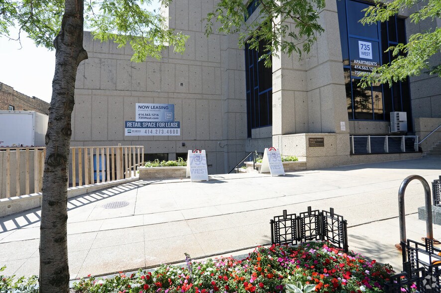 735 W Wisconsin Ave, Milwaukee, WI for lease - Building Photo - Image 2 of 2