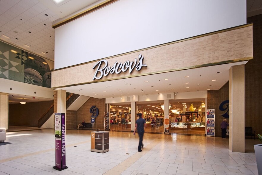 142 Park City Ctr, Lancaster, PA for lease - Building Photo - Image 2 of 13