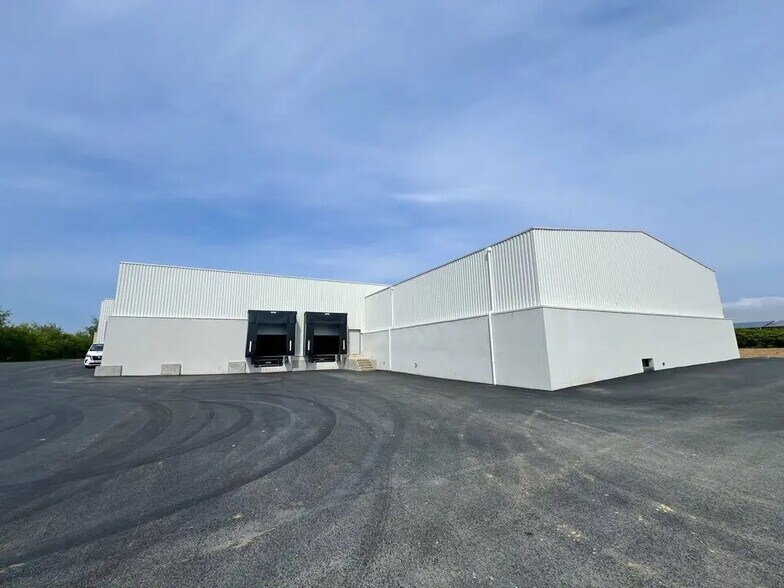 Industrial in Saint-Léonard for lease - Building Photo - Image 2 of 2