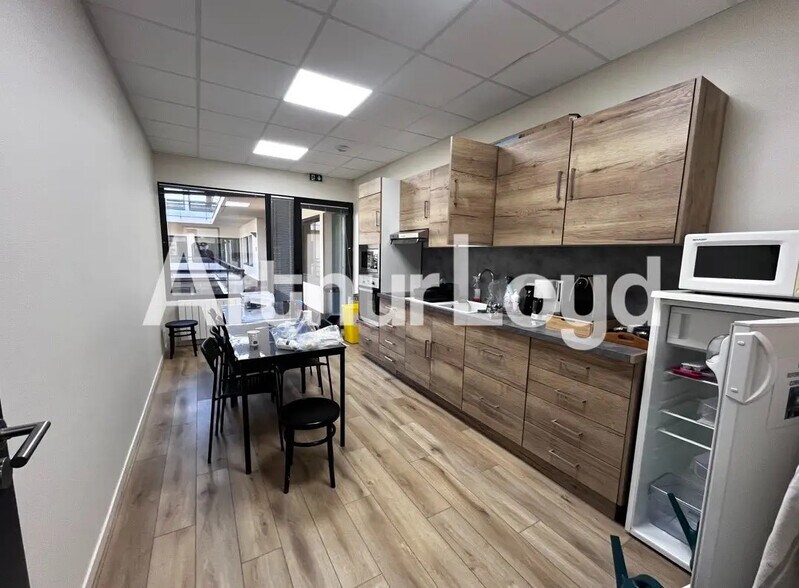 Office in Saint-Contest for lease - Building Photo - Image 3 of 6