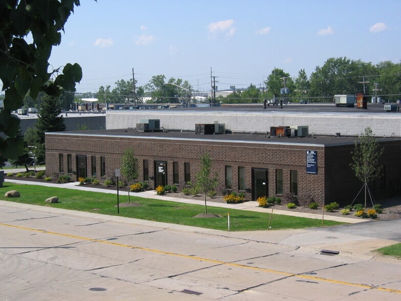 4920 Commerce Pky, Warrensville Heights, OH for lease - Building Photo - Image 2 of 5