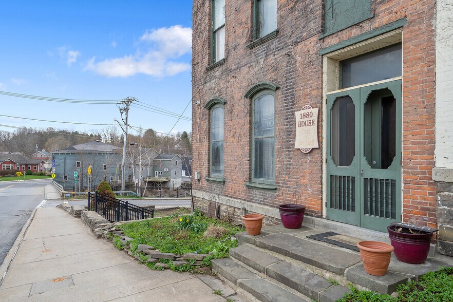 1880 House Bed & Breakfast, Pulaski, NY for sale - Primary Photo - Image 2 of 64