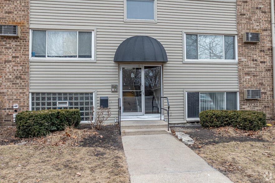 1615 Arbor Ln, Crest Hill, IL for sale - Building Photo - Image 2 of 5