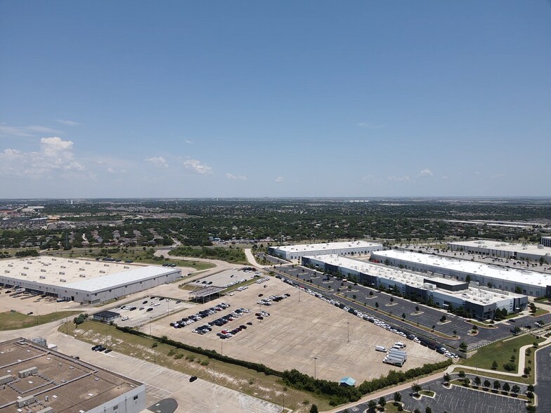 201 W Howard Ln, Austin, TX for lease - Primary Photo - Image 1 of 5