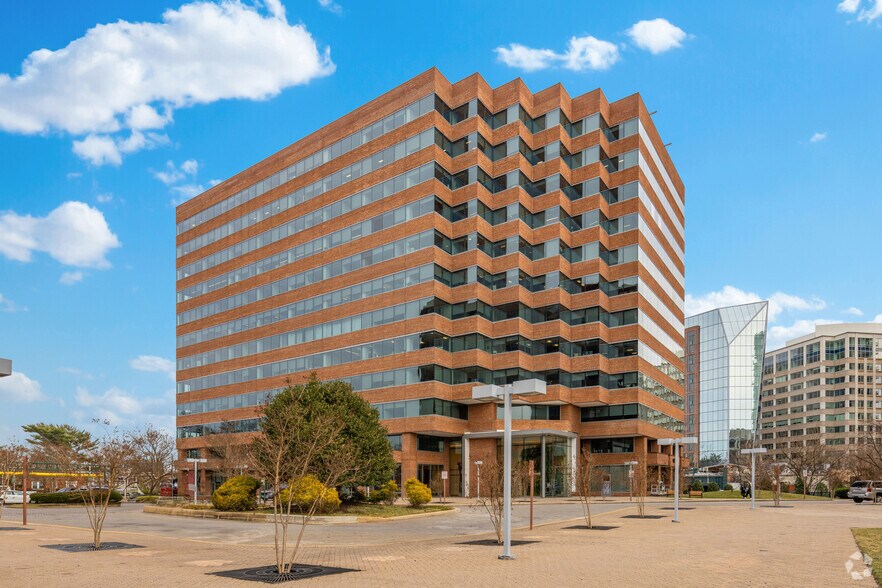 2101 Wilson Blvd, Arlington, VA for lease - Primary Photo - Image 1 of 14