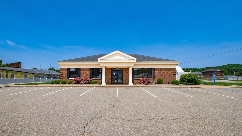 220 E State St, Newcomerstown, OH for sale - Primary Photo - Image 1 of 28