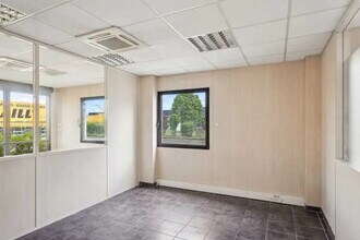 Office in Saint-Priest for lease Interior Photo- Image 1 of 4