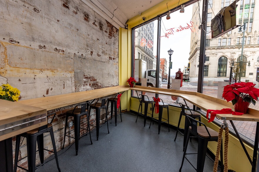 Multiple Floor Condo portfolio of 3 properties for sale on LoopNet.com - Building Photo - Image 3 of 20