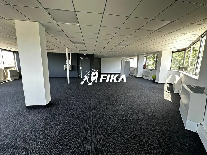 Office in Labège for lease - Interior Photo - Image 1 of 7