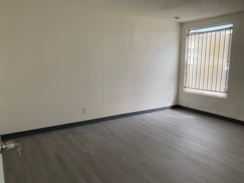 20371 Prairie St, Chatsworth, CA for lease - Building Photo - Image 3 of 11