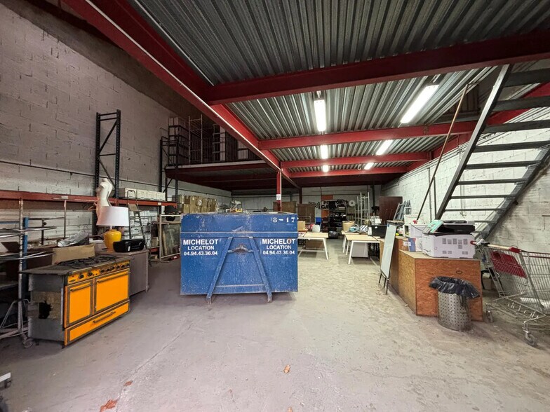 Flex in Roquebrune-sur-Argens for lease - Interior Photo - Image 2 of 4