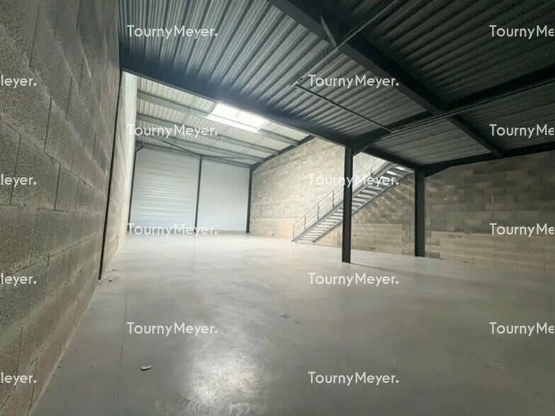 Flex in Montauban for lease - Interior Photo - Image 2 of 7