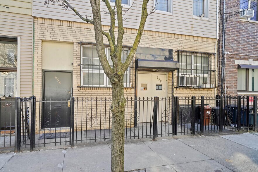 658 Woodward Ave, Ridgewood, NY for sale - Building Photo - Image 1 of 1