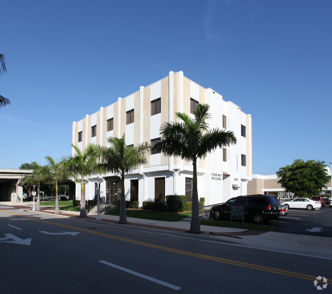 2069 1st St, Fort Myers, FL for lease - Primary Photo - Image 1 of 9