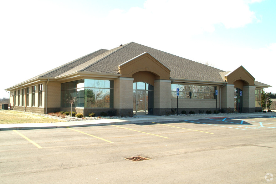 8384 Holly Rd, Grand Blanc, MI for lease - Building Photo - Image 2 of 24