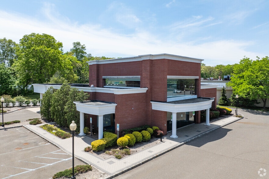 2822 Middle Country Rd, Lake Grove, NY for sale - Primary Photo - Image 2 of 6