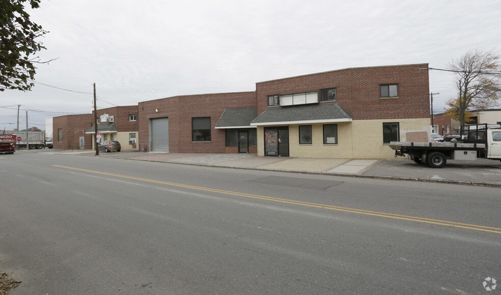 496 Grand Blvd, Westbury, NY for sale - Primary Photo - Image 1 of 1