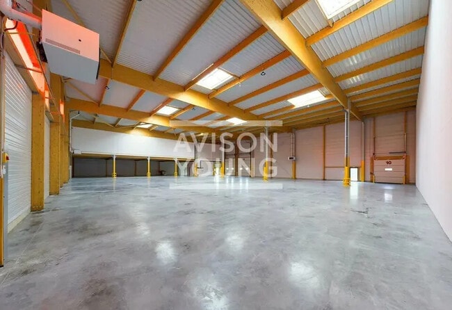 Location Local d'activités 1 636 m² à 3 287 m²