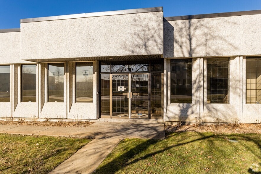 855 Rue McCaffrey, Montréal, QC for lease - Building Photo - Image 2 of 3