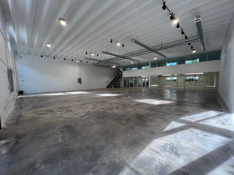 6240 NE 4th Ct, Miami, FL for lease - Building Photo - Image 2 of 8