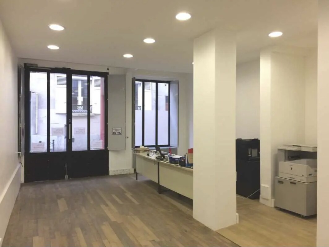Office in Paris for lease Interior Photo- Image 1 of 4
