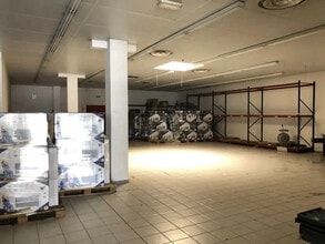 Flex in Bouc-Bel-Air for lease Interior Photo- Image 2 of 5