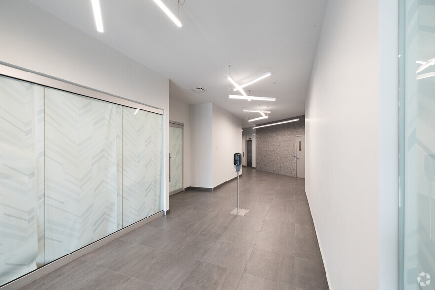 2100 Boul De Maisonneuve E, Montréal, QC for lease - Lobby - Image 3 of 6