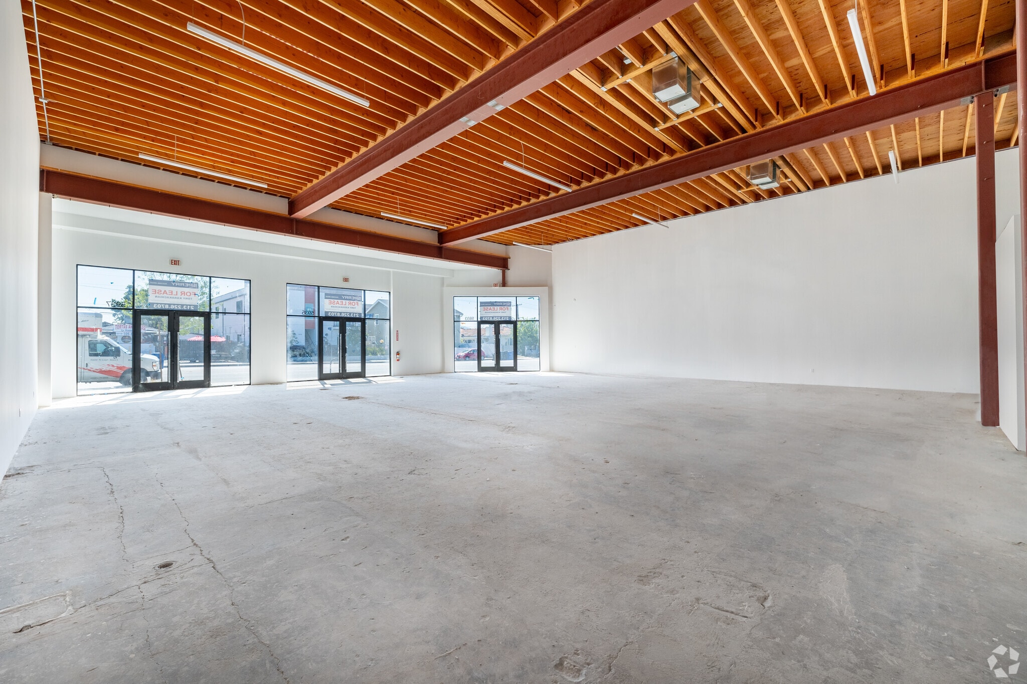 5933 Vineland Ave, North Hollywood, CA for lease Building Photo- Image 1 of 3