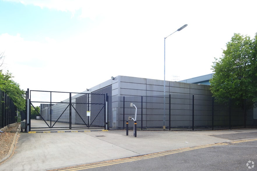 3 St. Annes Blvd, Redhill for sale - Building Photo - Image 1 of 1