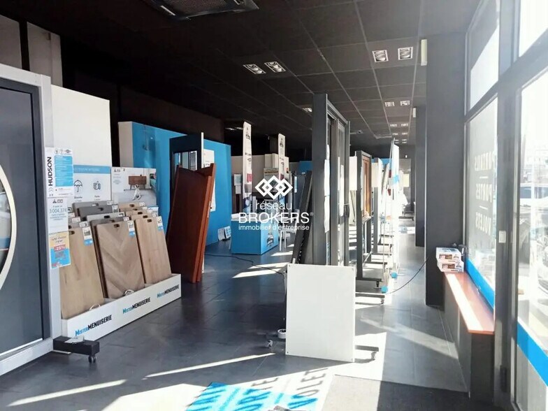 Retail in Pau for lease - Lobby - Image 2 of 14