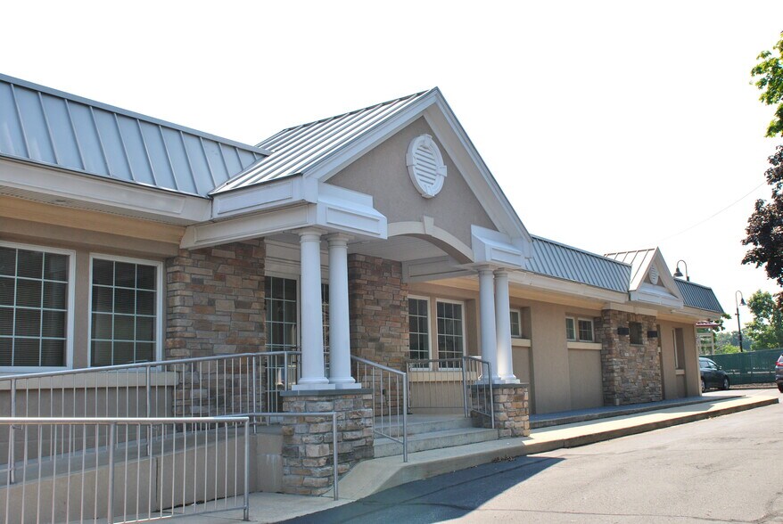 251 Oakland Ave, Port Jefferson, NY 11777 Station Medical Center