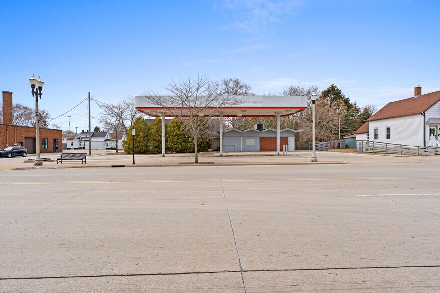 2106 Washington St, Two Rivers, WI for sale - Building Photo - Image 1 of 8