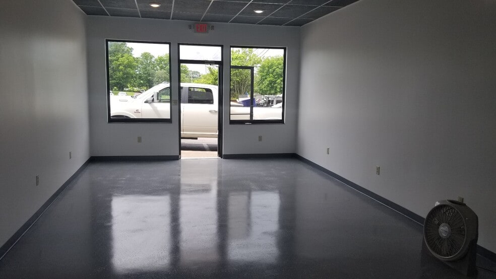 105 W Railroad St, Dickson, TN for lease - Interior Photo - Image 2 of 7