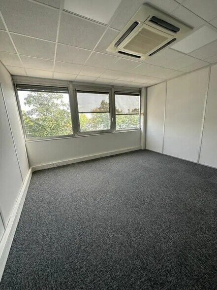 606 Rue Fourny, Buc for lease - Interior Photo - Image 1 of 25