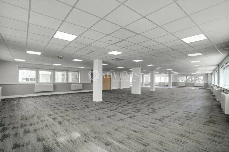 Office in Tremblay-en-France for lease - Building Photo - Image 2 of 6