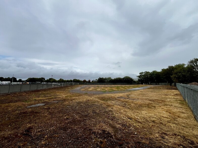 37B Broadway E, Westbury for lease - Building Photo - Image 3 of 3