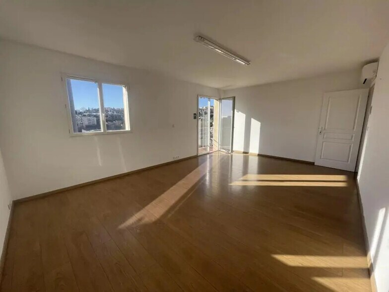 Office in Grasse for lease - Interior Photo - Image 2 of 13