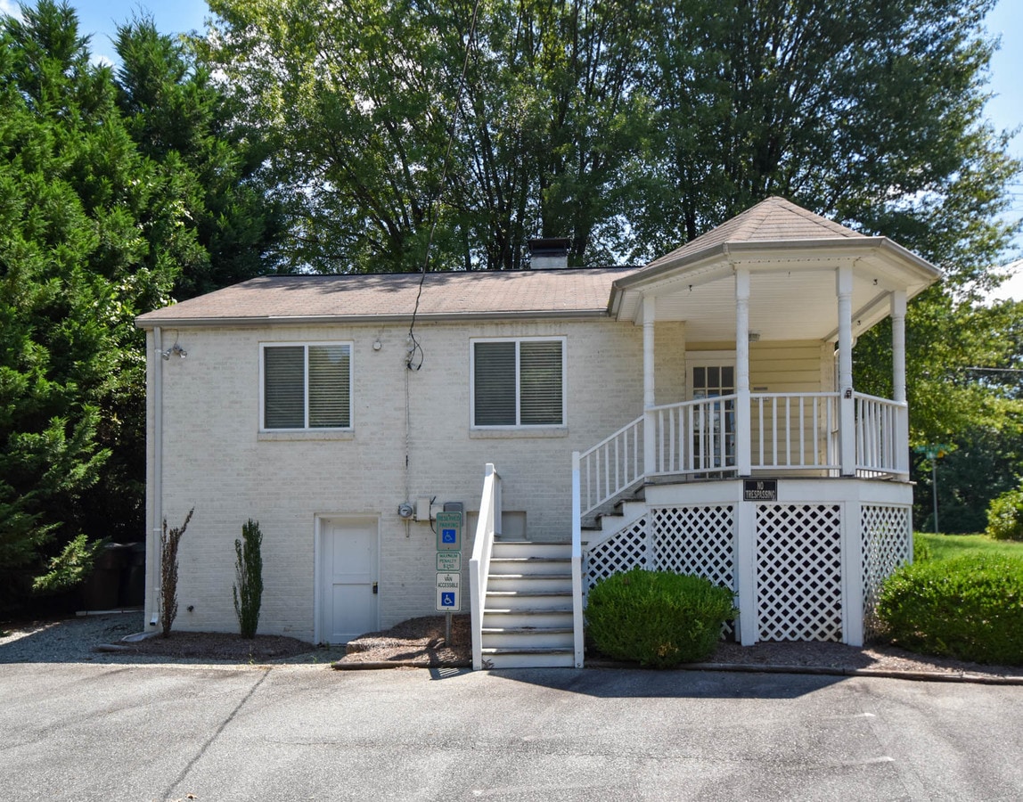 201 Muirs Chapel Rd, Greensboro, NC 27410