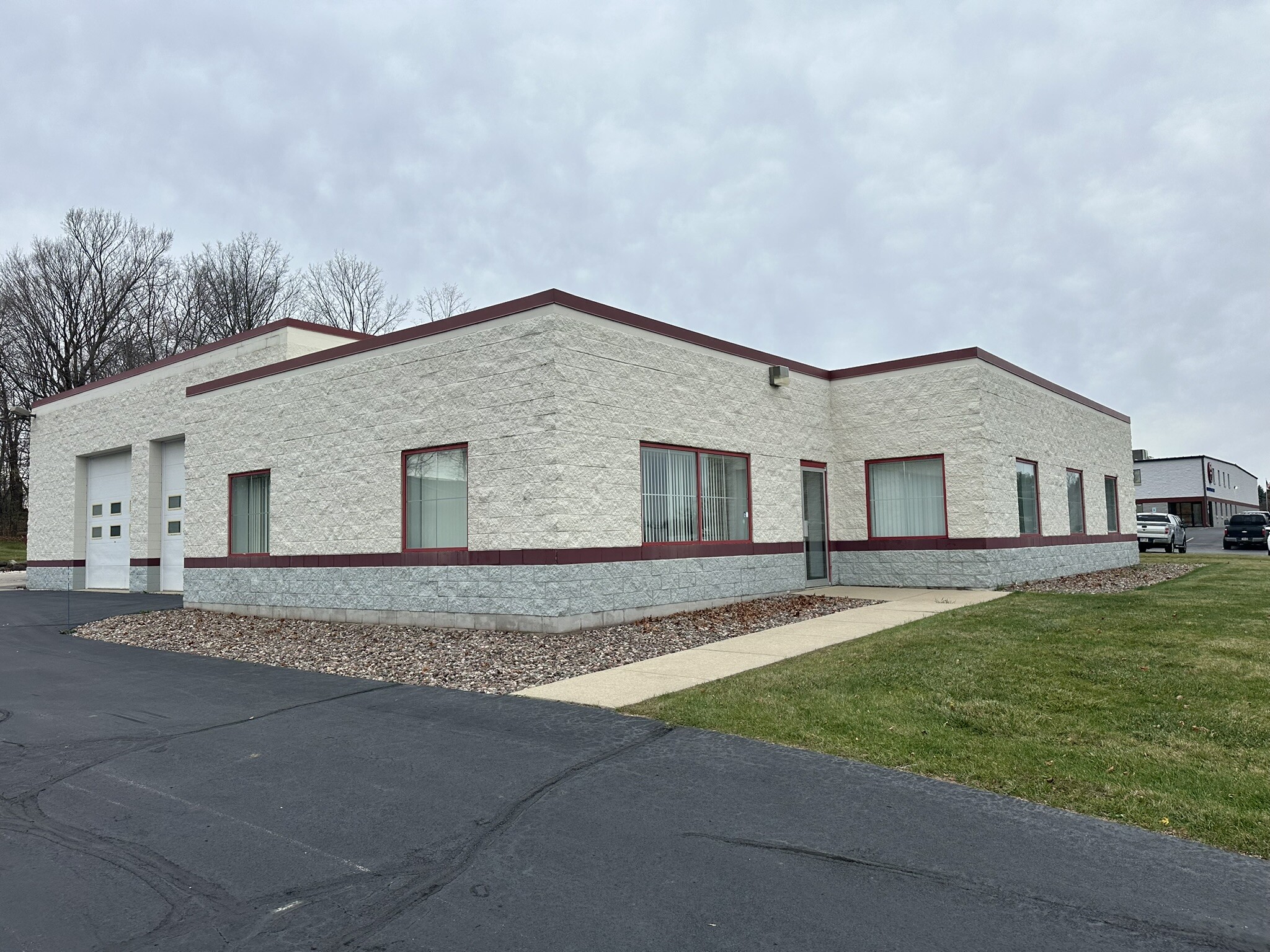 725 N Progress Dr, Saukville, WI for lease Building Photo- Image 1 of 1