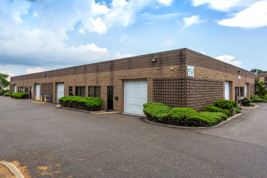 281 Skip Ln, Bay Shore, NY for lease - Building Photo - Image 2 of 9