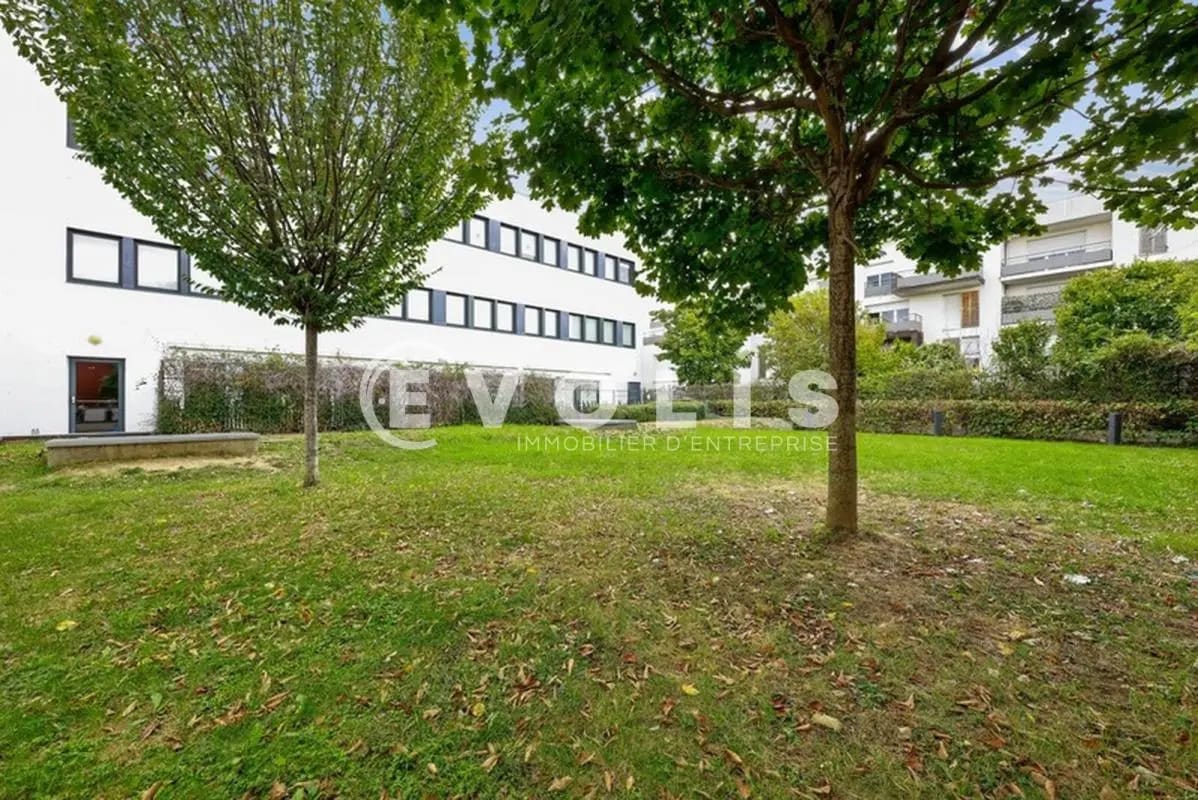 Office in Bondy for lease Building Photo- Image 1 of 15