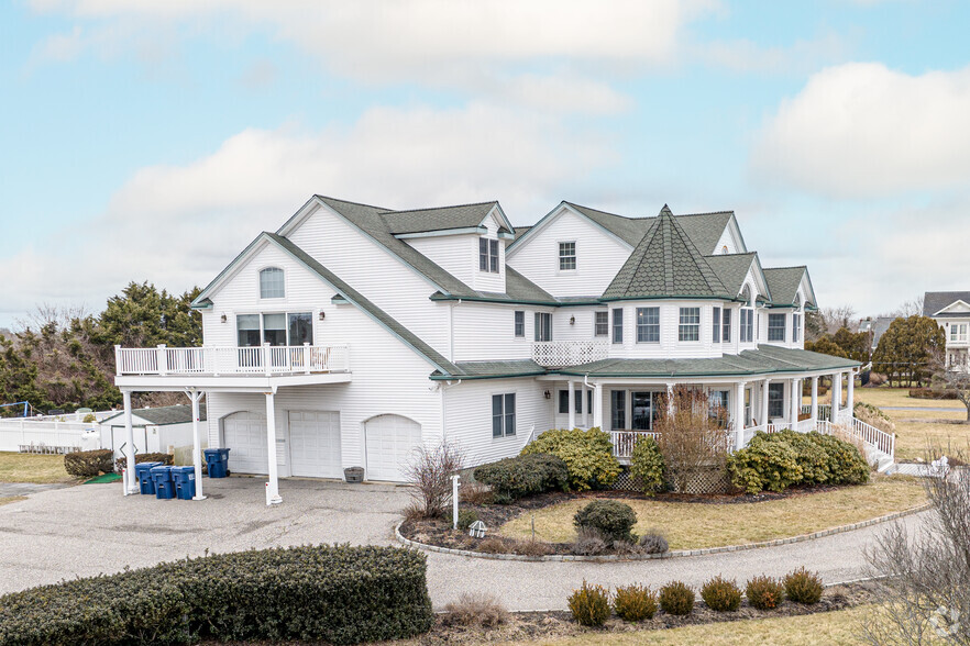 57 S Bay Ave, Eastport, NY for sale - Primary Photo - Image 1 of 1