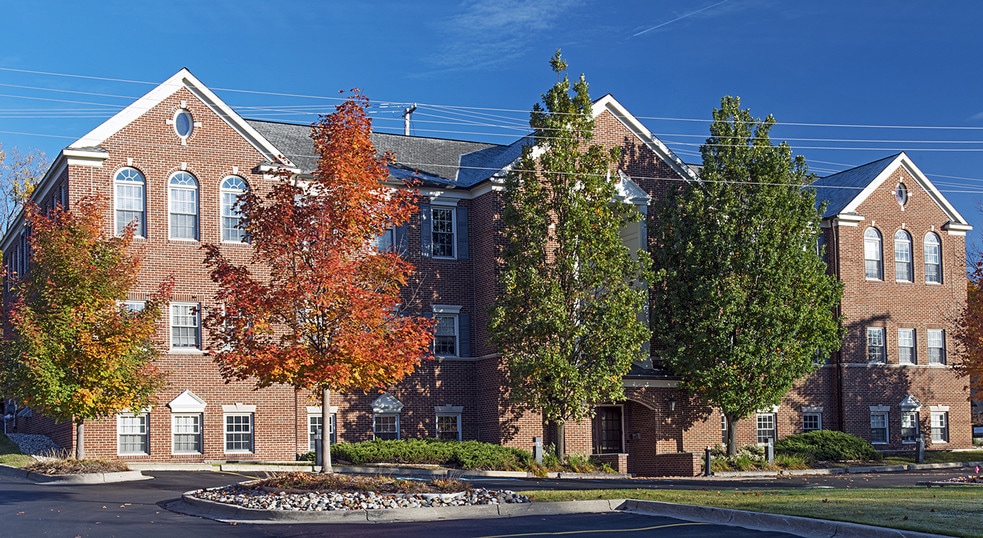 121 W Long Lake Rd, Bloomfield Hills, MI for lease - Primary Photo - Image 1 of 2
