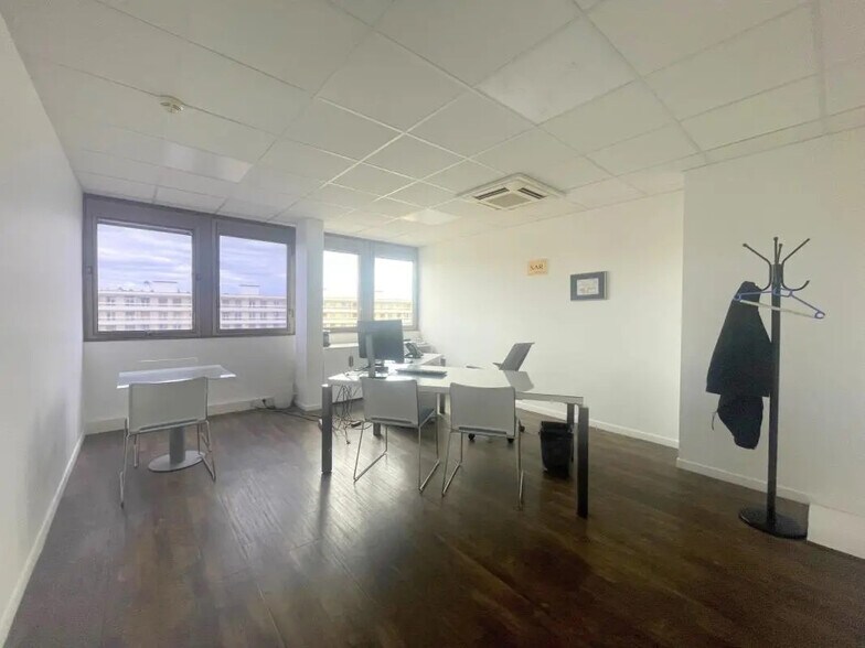 Office in Poissy for lease - Interior Photo - Image 3 of 9